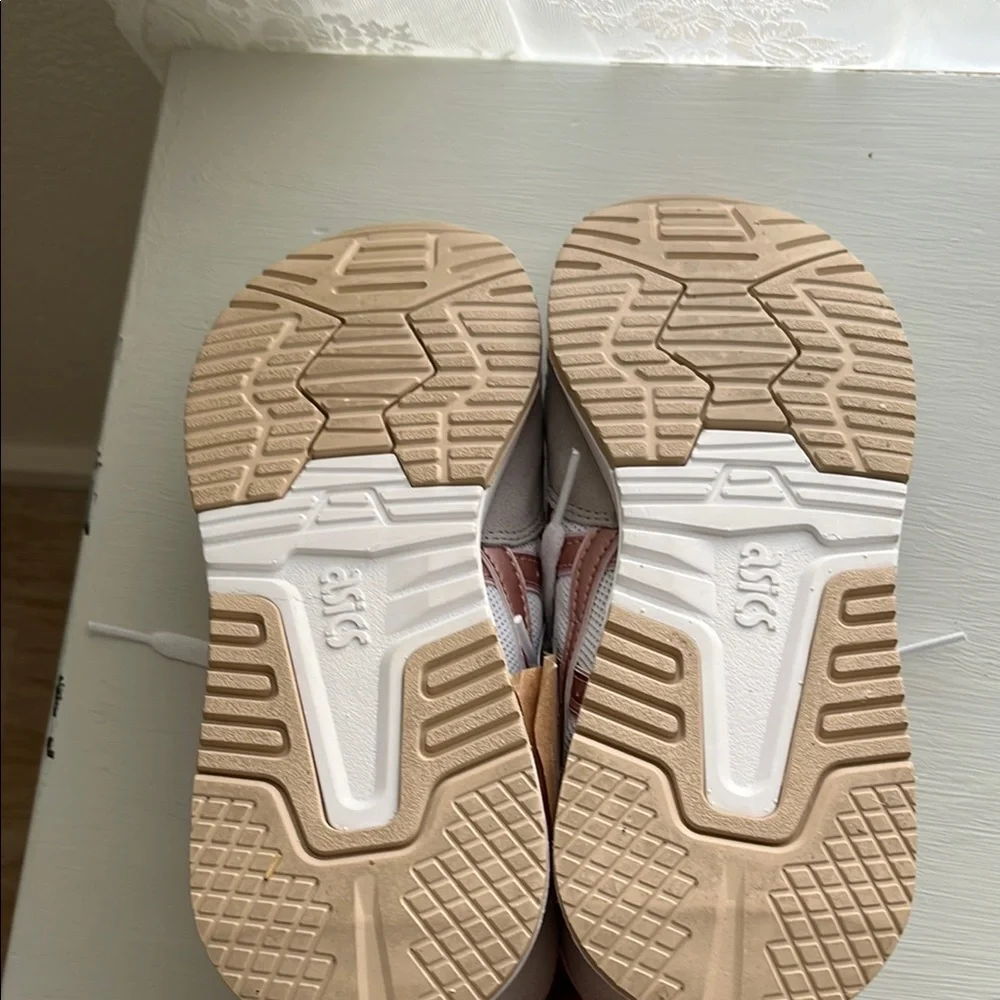 ASICS Women's White and Pink Sneakers NWT - Picture 6 of 6